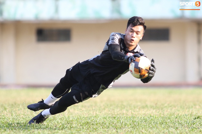 Li&ecirc;n tục mắc lỗi, thủ m&ocirc;n B&ugrave;i Tiến Dũng buồn xo trong ng&agrave;y tập c&ugrave;ng thủ m&ocirc;n trẻ - Ảnh 6.