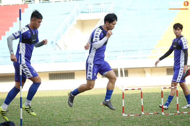 C&ocirc;ng Phượng tập cực hăng chuẩn bị khai mạc V.League 2020 v&agrave; c&aacute;i kết phải chườm đ&aacute; chỗ nhạy cảm - Ảnh 4.