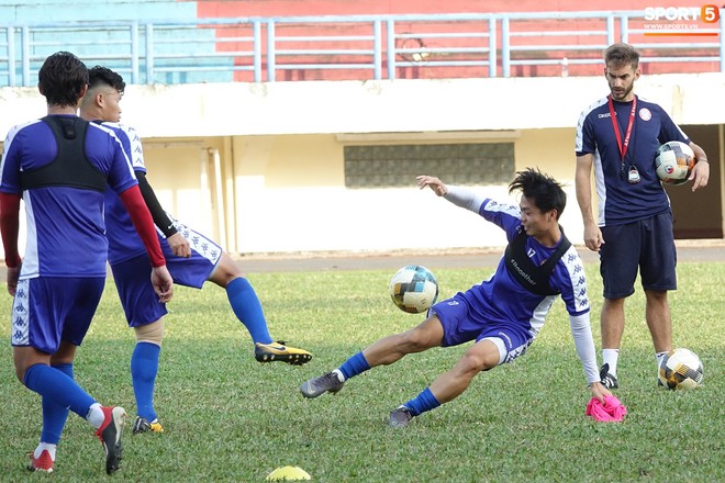 C&ocirc;ng Phượng tập cực hăng chuẩn bị khai mạc V.League 2020 v&agrave; c&aacute;i kết phải chườm đ&aacute; chỗ nhạy cảm - Ảnh 8.