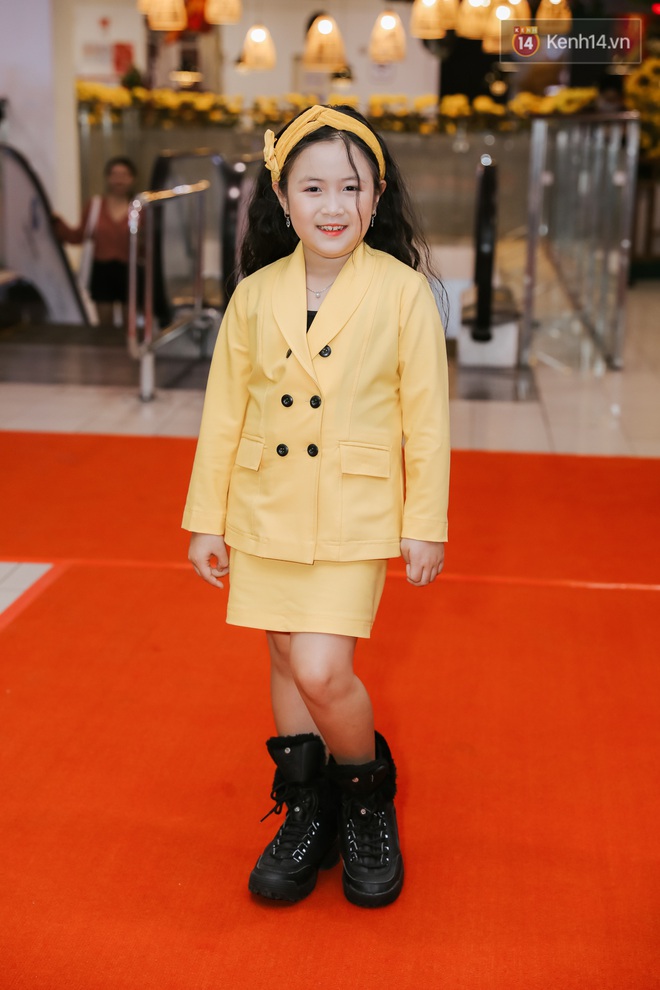 L&acirc;u rồi showbiz kh&ocirc;ng trẩy hội, d&acirc;n l&agrave;ng tấp nập &aacute;o quần xuất hiện tại thảm đỏ Nắng 3 - Ảnh 2.