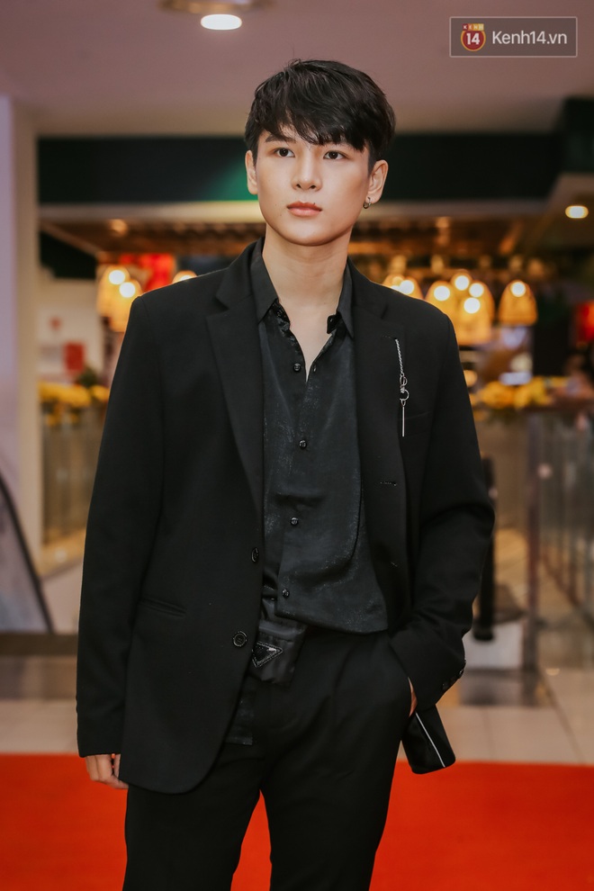 L&acirc;u rồi showbiz kh&ocirc;ng trẩy hội, d&acirc;n l&agrave;ng tấp nập &aacute;o quần xuất hiện tại thảm đỏ Nắng 3 - Ảnh 18.