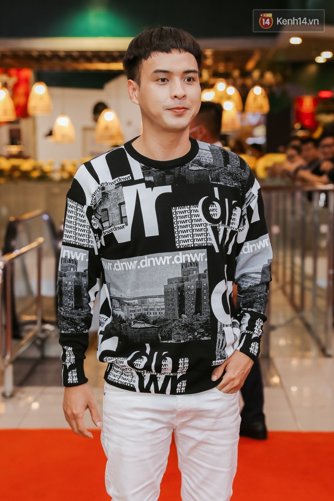 L&acirc;u rồi showbiz kh&ocirc;ng trẩy hội, d&acirc;n l&agrave;ng tấp nập &aacute;o quần xuất hiện tại thảm đỏ Nắng 3 - Ảnh 11.