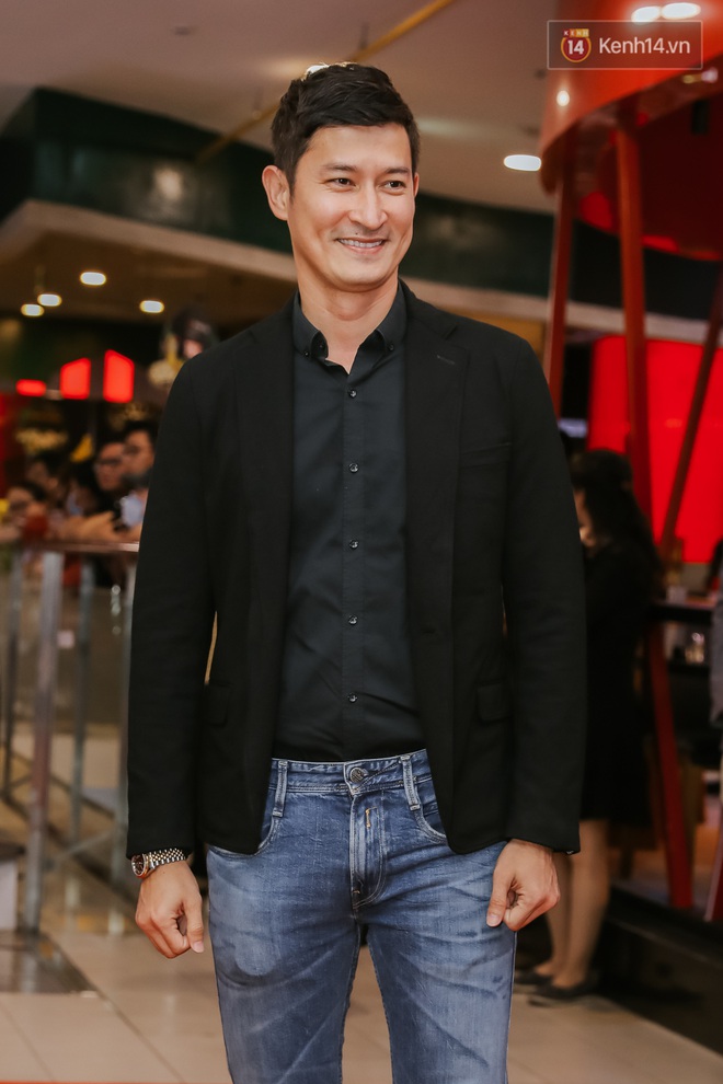 L&acirc;u rồi showbiz kh&ocirc;ng trẩy hội, d&acirc;n l&agrave;ng tấp nập &aacute;o quần xuất hiện tại thảm đỏ Nắng 3 - Ảnh 16.