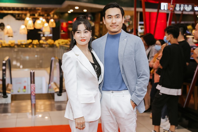 L&acirc;u rồi showbiz kh&ocirc;ng trẩy hội, d&acirc;n l&agrave;ng tấp nập &aacute;o quần xuất hiện tại thảm đỏ Nắng 3 - Ảnh 1.