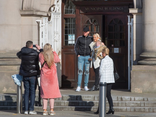 Thủ m&ocirc;n số 1 nước Anh g&acirc;y sốc với diện mạo trong ng&agrave;y kết h&ocirc;n với bạn g&aacute;i 12 năm: Miệng th&igrave; qu&ecirc;n cạo r&acirc;u, ch&acirc;n lại mang quần jeans r&aacute;ch - Ảnh 5.