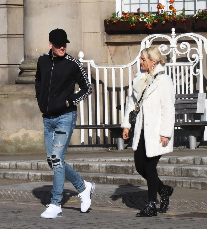 Thủ m&ocirc;n số 1 nước Anh g&acirc;y sốc với diện mạo trong ng&agrave;y kết h&ocirc;n với bạn g&aacute;i 12 năm: Miệng th&igrave; qu&ecirc;n cạo r&acirc;u, ch&acirc;n lại mang quần jeans r&aacute;ch - Ảnh 3.