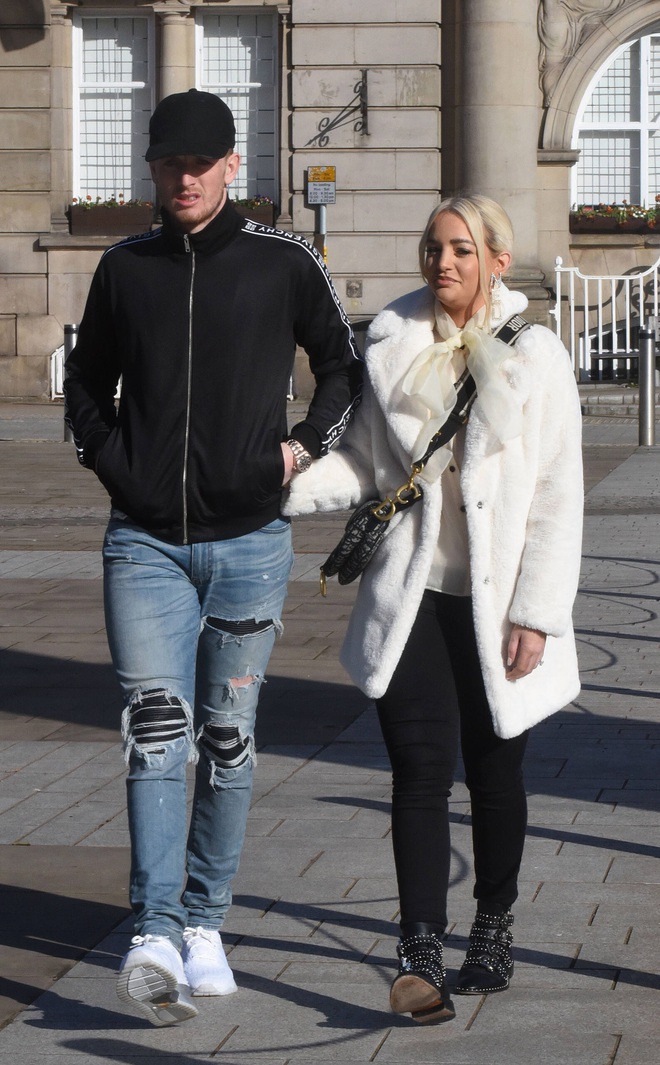 Thủ m&ocirc;n số 1 nước Anh g&acirc;y sốc với diện mạo trong ng&agrave;y kết h&ocirc;n với bạn g&aacute;i 12 năm: Miệng th&igrave; qu&ecirc;n cạo r&acirc;u, ch&acirc;n lại mang quần jeans r&aacute;ch - Ảnh 1.