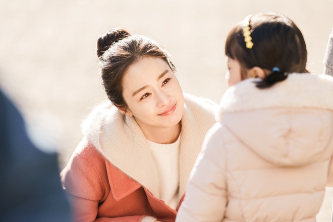 Giữa muôn kiểu mẹ ma trên phim ảnh thế giới chắc Kim Tae Hee của HI BYE, MAMA là vừa xinh đẹp vừa đáng yêu nhất! - Ảnh 1.