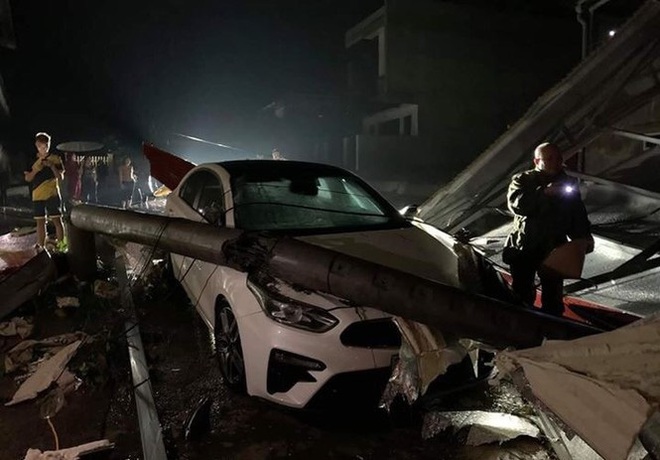 Mưa lốc kinh hoàng ở Yên Bái: Hàng loạt ô tô bị đè bẹp, trên 2.000 nhà tốc mái - Ảnh 2.