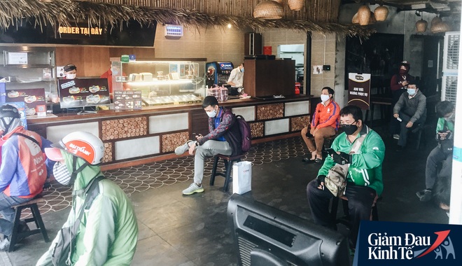 Giữ khoảng cách an toàn mùa Covid-19: Dùng cần câu cá để... bán cafe, shipper ngồi cách nhau 2m khi chờ mua cơm giao cho khách - Ảnh 7. Giữ khoảng cách an toàn mùa Covid-19: Dùng cần câu cá để... bán cafe, shipper ngồi cách nhau 2m khi chờ mua cơm giao cho khách - Ảnh 7.