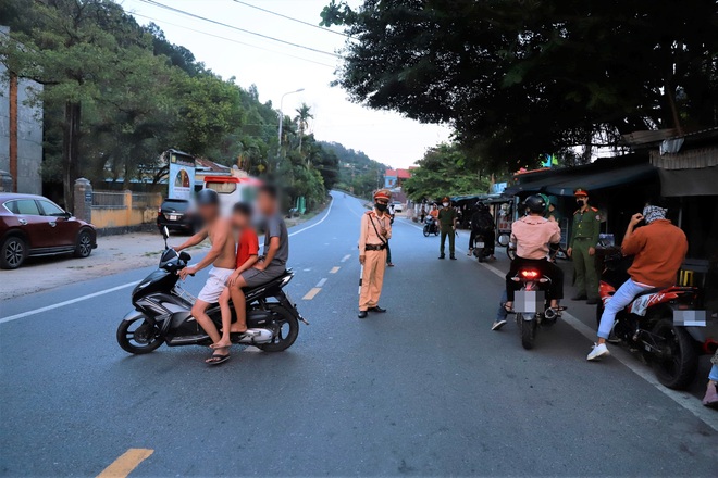 Đ&agrave; Nẵng lập chốt ngăn h&agrave;ng trăm phượt thủ l&ecirc;n đ&egrave;o Hải V&acirc;n ngắm cảnh - Ảnh 1.