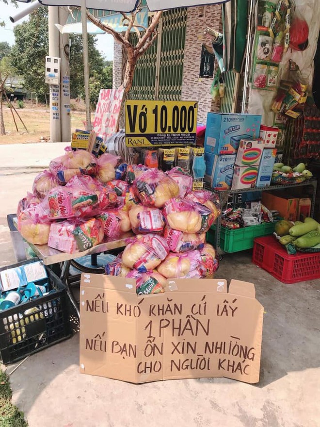 Ấm l&ograve;ng d&ograve;ng nhắn nhủ b&ecirc;n cạnh những phần gạo, m&igrave; t&ocirc;m gi&uacute;p đỡ m&ugrave;a dịch Covid-19: Nếu kh&oacute; khăn cứ lấy 1 phần, nếu bạn ổn xin nhường người kh&aacute;c - Ảnh 1.