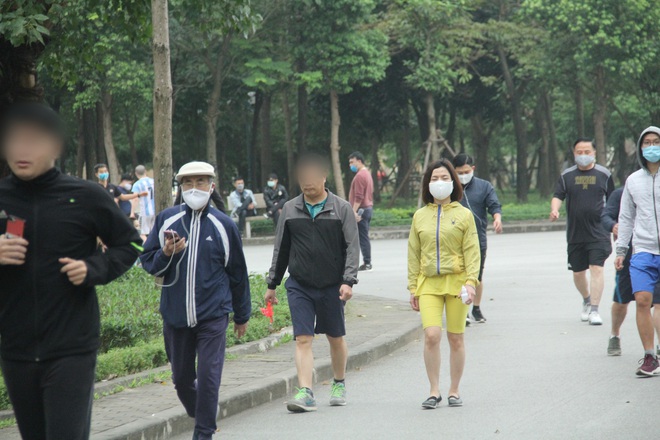 ẢNH: Bất chấp quy định xử phạt hành chính, nhiều người dân ở Hà Nội và Sài Gòn vẫn không đeo khẩu trang đến công viên tập thể dục - Ảnh 7.