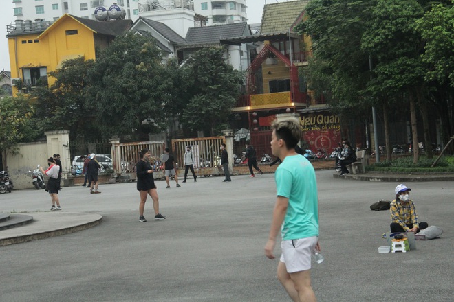 ẢNH: Bất chấp quy định xử phạt hành chính, nhiều người dân ở Hà Nội và Sài Gòn vẫn không đeo khẩu trang đến công viên tập thể dục - Ảnh 11.
