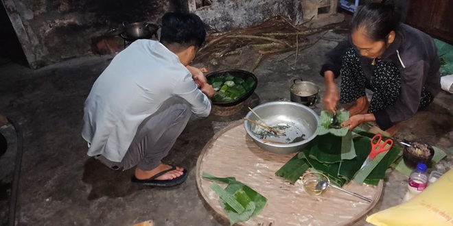 Cuối tháng 3 mà con cháu vẫn quây quần đông đủ ở nhà, nhiều gia đình rủ nhau gói bánh chưng để... “đón Tết” lần hai - Ảnh 3.