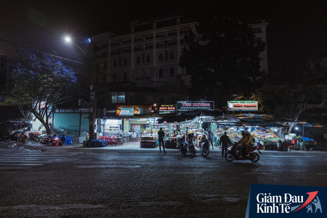 Tin được không, Đà Lạt đã được trả về một “thành phố buồn” đúng nghĩa: Hàng quán đóng cửa hàng loạt, dòng người lác đác vắng chưa từng thấy - Ảnh 10.