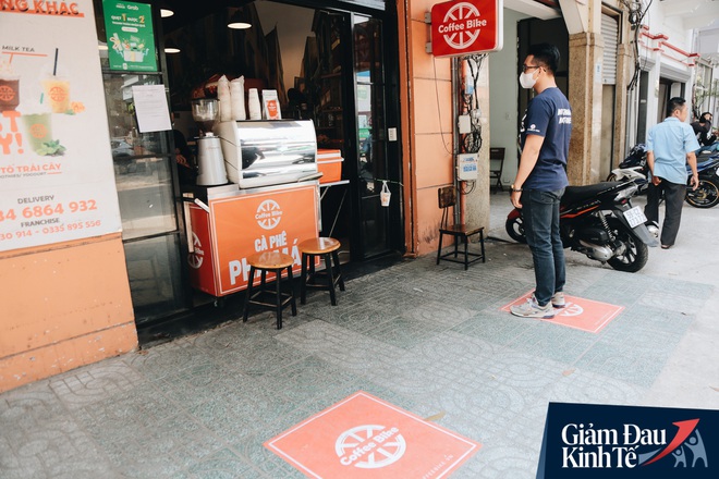 Giữ khoảng cách an toàn mùa Covid-19: Dùng cần câu cá để... bán cafe, shipper ngồi cách nhau 2m khi chờ mua cơm giao cho khách - Ảnh 2. Giữ khoảng cách an toàn mùa Covid-19: Dùng cần câu cá để... bán cafe, shipper ngồi cách nhau 2m khi chờ mua cơm giao cho khách - Ảnh 2.