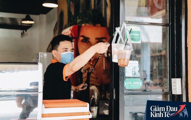 Giữ khoảng cách an toàn mùa Covid-19: Dùng cần câu cá để... bán cafe, shipper ngồi cách nhau 2m khi chờ mua cơm giao cho khách - Ảnh 4. Giữ khoảng cách an toàn mùa Covid-19: Dùng cần câu cá để... bán cafe, shipper ngồi cách nhau 2m khi chờ mua cơm giao cho khách - Ảnh 4.