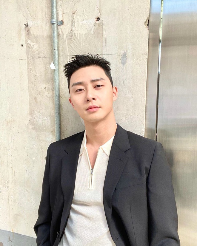 Park Seo Joon thoát khỏi đầu húi cua ngố Itaewon, lột xác với mái tóc mới cực soái - Ảnh 1.