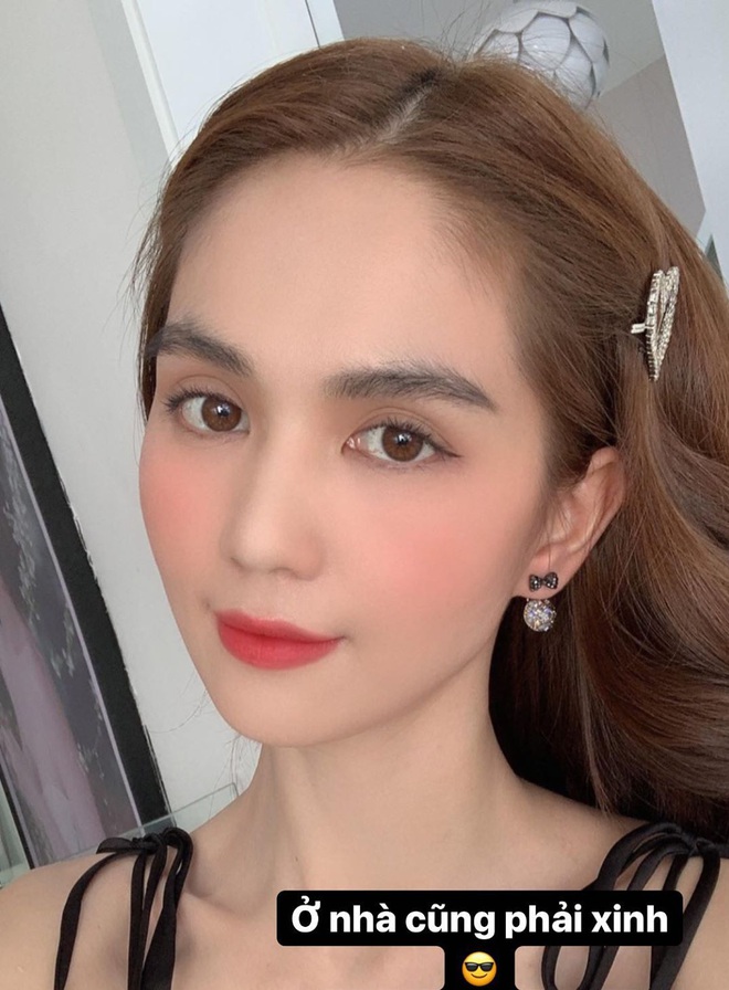 Loạt sao Việt trốn trong nhà vẫn điệu: Ngọc Trinh, Diệp Lâm Anh makeup full combo, Hari Won tô vẽ sương sương mà xinh trẻ hơn hẳn - Ảnh 1.