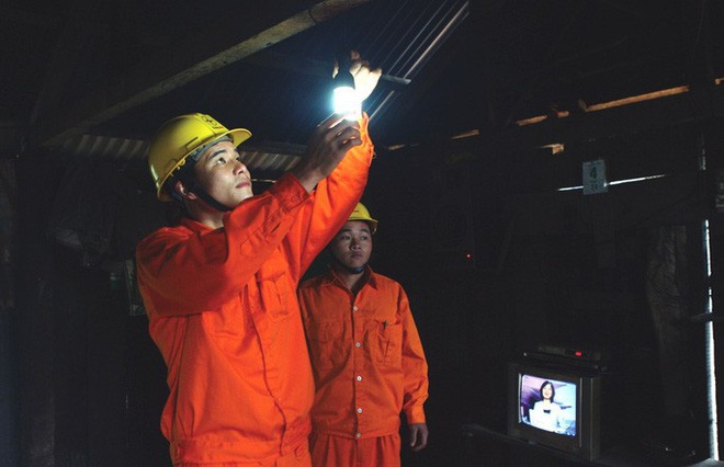 Xem x&eacute;t miễn, giảm v&agrave; gi&atilde;n thời gian thu tiền điện trong dịch Covid-19 - Ảnh 1.