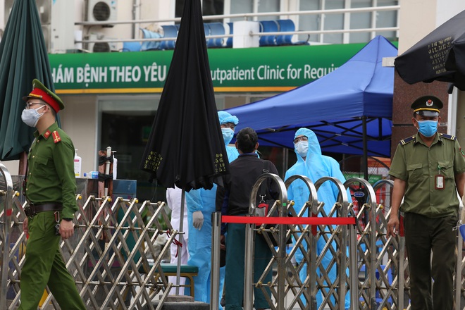 Chùm ảnh: Bệnh nhân xếp hàng dài làm thủ tục để vào viện Bạch Mai chạy thận - Ảnh 2.