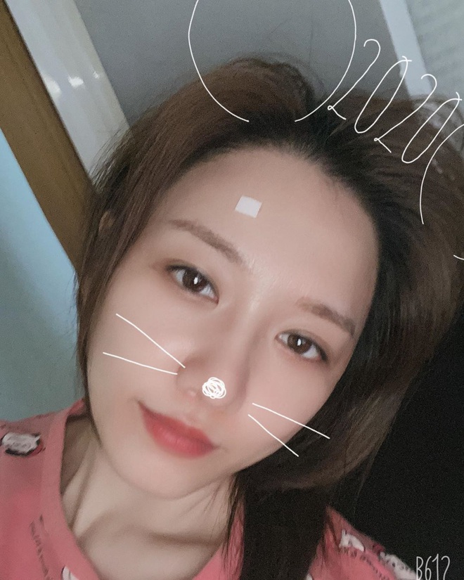 Loạt sao Việt trốn trong nhà vẫn điệu: Ngọc Trinh, Diệp Lâm Anh makeup full combo, Hari Won tô vẽ sương sương mà xinh trẻ hơn hẳn - Ảnh 2.