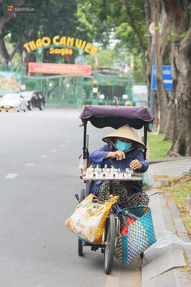 Chuyện từ những tấm vé số cuối cùng trước giờ "cách ly toàn xã hội" ở Sài Gòn: "Mai dừng rồi, ngoại ở nhà không đi bán nữa mà gạo cũng hết rồi" - Ảnh 11.