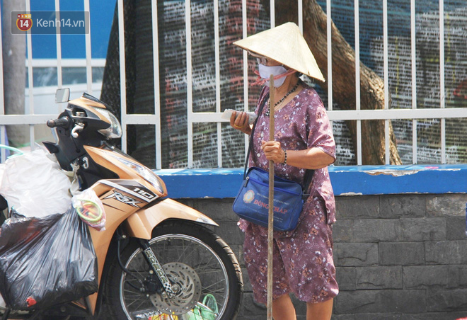 Chuyện từ những tấm vé số cuối cùng trước giờ "cách ly toàn xã hội" ở Sài Gòn: "Mai dừng rồi, ngoại ở nhà không đi bán nữa mà gạo cũng hết rồi" - Ảnh 2.