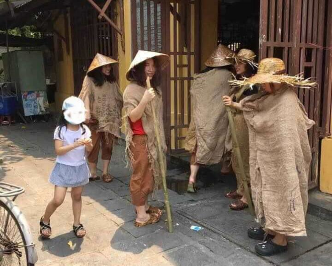 Truy t&igrave;m nh&oacute;m người đi &ocirc; t&ocirc; sang h&oacute;a trang th&agrave;nh ăn m&agrave;y ở Hội An g&acirc;y bức x&uacute;c - Ảnh 4.