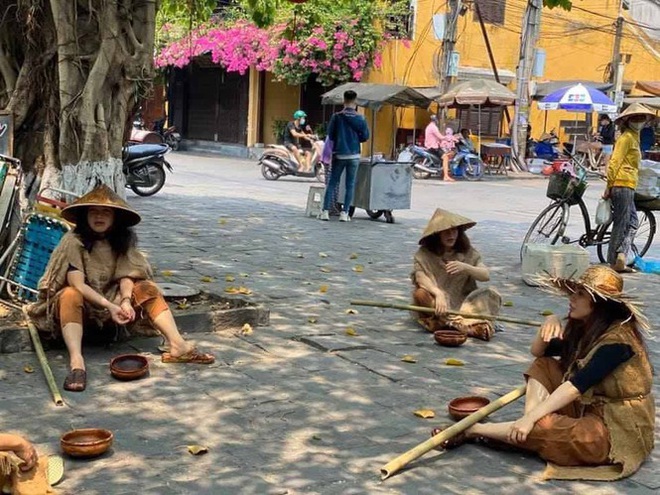 Truy tìm nhóm người đi ô tô sang hóa trang thành ăn mày ở Hội An gây bức xúc - Ảnh 3.