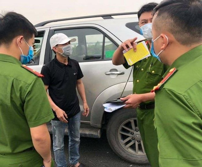 T&agrave;i xế ngụy trang xe chở người th&acirc;n để chở kh&aacute;ch từ H&agrave; Nội về Quảng Ninh  - Ảnh 1.