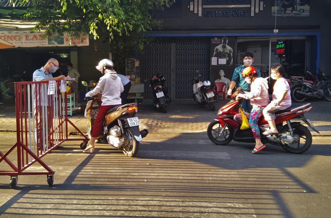 TP.HCM kiểm so&aacute;t từng người v&agrave;o chợ d&acirc;n sinh - Ảnh 1.