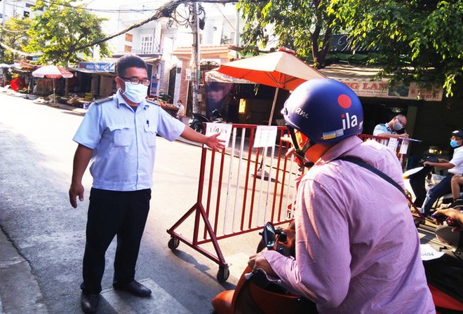 TP.HCM kiểm so&aacute;t từng người v&agrave;o chợ d&acirc;n sinh - Ảnh 2.