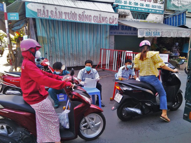 TP.HCM kiểm so&aacute;t từng người v&agrave;o chợ d&acirc;n sinh - Ảnh 4.