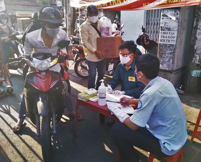 TP.HCM kiểm so&aacute;t từng người v&agrave;o chợ d&acirc;n sinh - Ảnh 5.