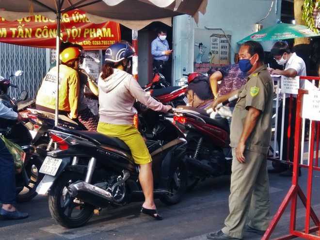 TP.HCM kiểm so&aacute;t từng người v&agrave;o chợ d&acirc;n sinh - Ảnh 6.