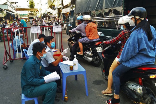 TP.HCM kiểm so&aacute;t từng người v&agrave;o chợ d&acirc;n sinh - Ảnh 9.