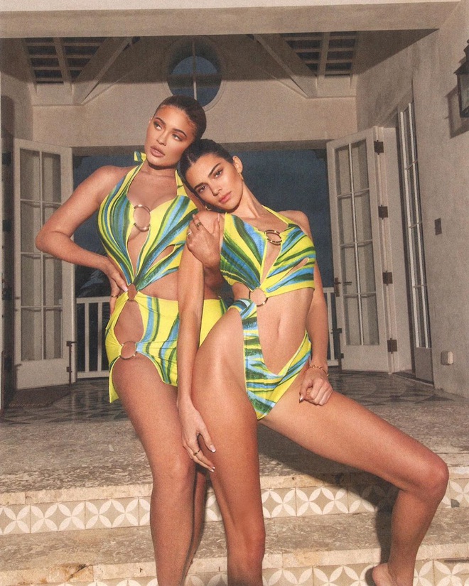Chị em Kylie đọ dáng cực phẩm khi diện đồ bơi nóng bỏng: Kendall Jenner thắng thế nhờ thần thái và đôi chân triệu đô - Ảnh 2.