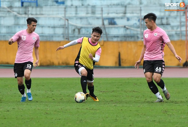 Đ&igrave;nh Trọng đi t&aacute;i kh&aacute;m, chắc chắn kh&ocirc;ng thi đấu trận khai m&agrave;n V.League 2020: CLB H&agrave; Nội đặt niềm tin v&agrave;o bộ đ&ocirc;i tuyển thủ U23 - Ảnh 1.