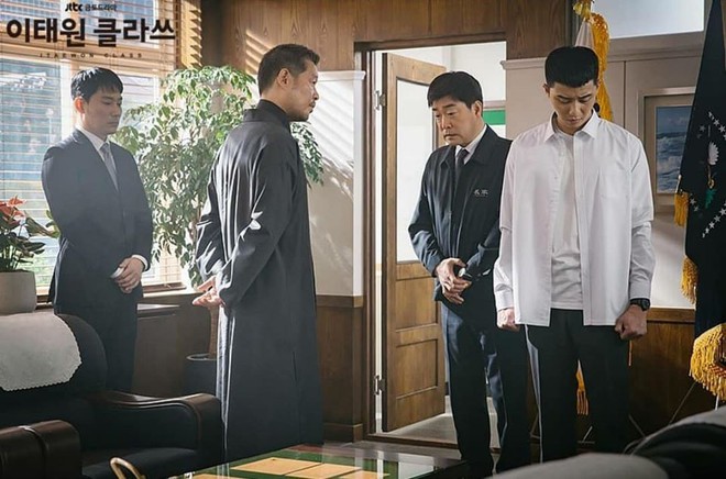 Tr&ugrave;m phản diện Tầng Lớp Itaewon: Độ t&agrave;n bạo, h&egrave;n hạ tăng theo cấp số nh&acirc;n, Park Seo Joon cứ phải d&egrave; chừng - Ảnh 2.