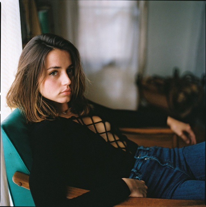 Bond Girl mới Ana de Armas để mặt mộc 100% dạo phố m&agrave; d&acirc;n t&igrave;nh đứng ngồi kh&ocirc;ng y&ecirc;n, gu thời trang c&ograve;n g&acirc;y bất ngờ hơn - Ảnh 7.