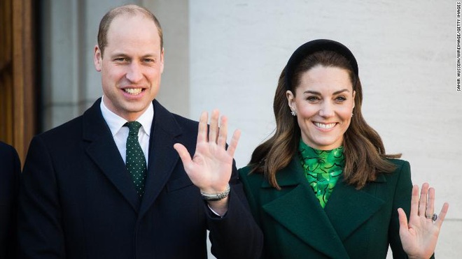 Hoàng tử William nói đùa mình và công nương Kate đang lan truyền virus corona - Ảnh 1.