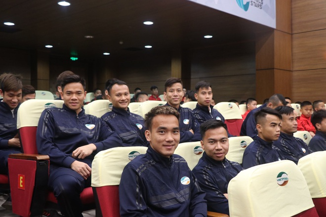 B&ugrave;i Tiến Dũng, Quế Ngọc Hải v&agrave; c&aacute;c ng&ocirc;i sao Viettel FC h&agrave;o hứng trong lễ xuất qu&acirc;n sau qu&atilde;ng thời gian nghỉ thi đấu v&igrave; Covid-19 - Ảnh 2.