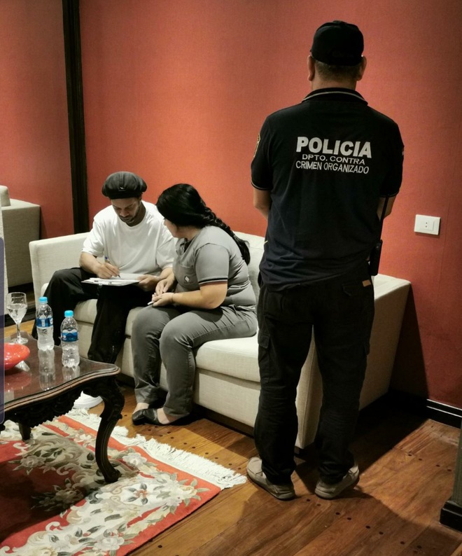 Huyền thoại Ronaldinho bị cảnh s&aacute;t bắt tạm giam, nghi sử dụng hộ chiếu giả - Ảnh 3.