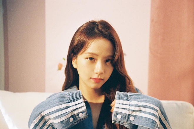 Để hoài kiểu tóc dài rẽ ngôi nhưng Jisoo (Black Pink) có ít nhất 4 cách biến tấu để visual luôn xuất sắc chứ chẳng hề nhạt nhẽo - Ảnh 2.