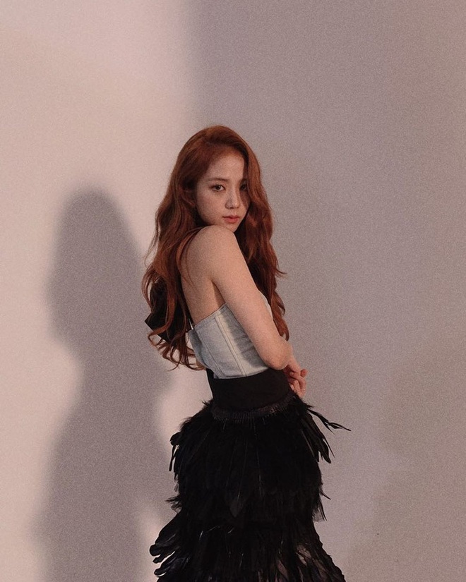 Để hoài kiểu tóc dài rẽ ngôi nhưng Jisoo (Black Pink) có ít nhất 4 cách biến tấu để visual luôn xuất sắc chứ chẳng hề nhạt nhẽo - Ảnh 11.