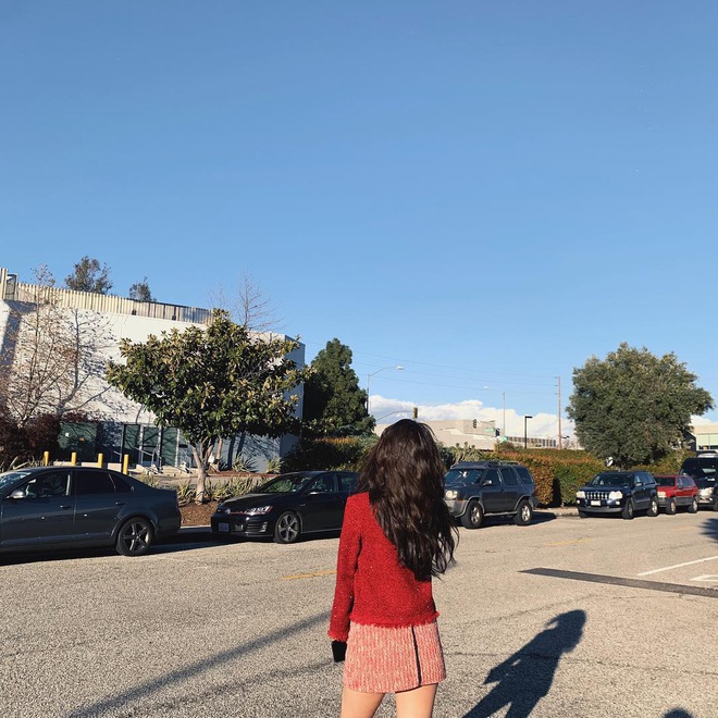 Để ho&agrave;i kiểu t&oacute;c d&agrave;i rẽ ng&ocirc;i nhưng Jisoo (Black Pink) c&oacute; &iacute;t nhất 4 c&aacute;ch biến tấu để visual lu&ocirc;n xuất sắc chứ chẳng hề nhạt nhẽo - Ảnh 12.