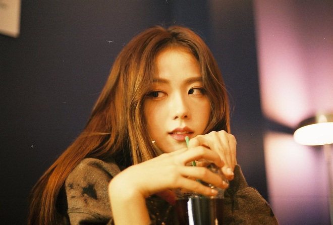 Để ho&agrave;i kiểu t&oacute;c d&agrave;i rẽ ng&ocirc;i nhưng Jisoo (Black Pink) c&oacute; &iacute;t nhất 4 c&aacute;ch biến tấu để visual lu&ocirc;n xuất sắc chứ chẳng hề nhạt nhẽo - Ảnh 4.