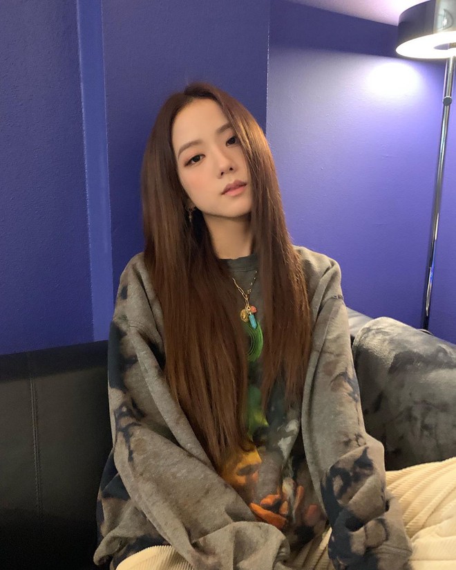 Để ho&agrave;i kiểu t&oacute;c d&agrave;i rẽ ng&ocirc;i nhưng Jisoo (Black Pink) c&oacute; &iacute;t nhất 4 c&aacute;ch biến tấu để visual lu&ocirc;n xuất sắc chứ chẳng hề nhạt nhẽo - Ảnh 5.